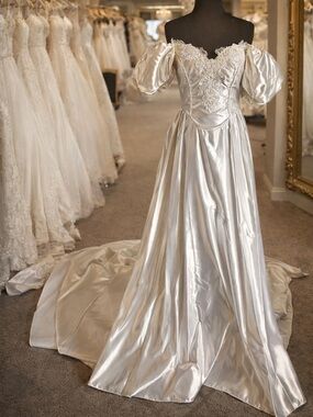 Alfred Angelo Ivory Satin Basque Waist Off-Shoulder Lace Wedding Dress Size 2/4